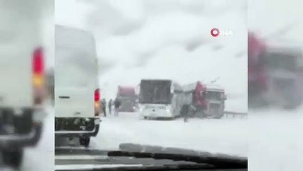 Kar bir anda bastırdı, sürücüler yolda kaldı