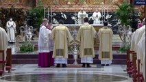 Le pape François célèbre la messe Chrismale dans la basilique Saint-Pierre