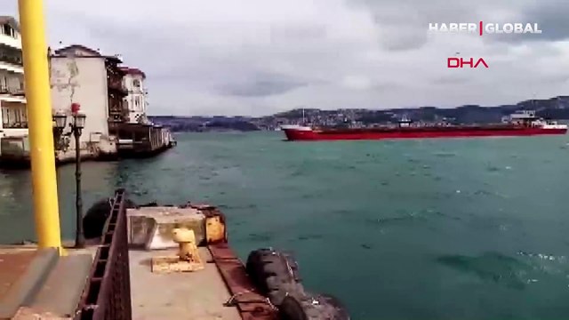 Boğazda hareketli dakikalar! Sürüklenen gemi yalılara çarpmaktan son anda kurtuldu