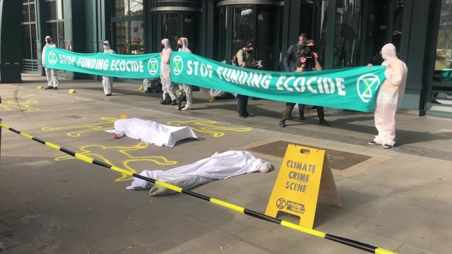 Manifestation d'Extinction Rébellion devant le siège de la KBC à Bruxelles