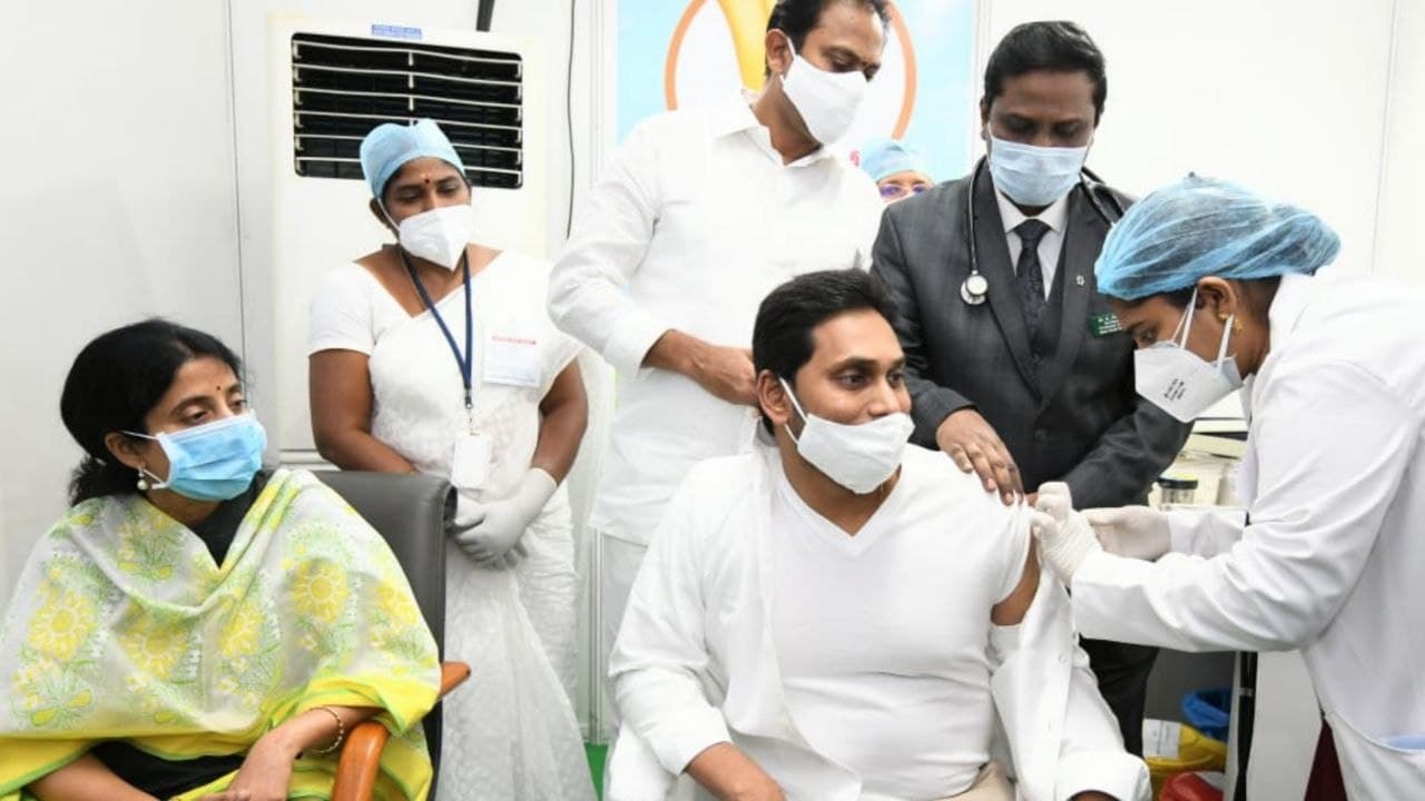 #APCMJagan : Covid 19 Vaccine వేయించుకున్న సీఎం జ‌గ‌న్, సతీమణి వైఎస్ భారతి !