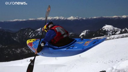 Kayak extremo: descenso desde la cima de un volcán a 100 km/h con kickflip doble incluido