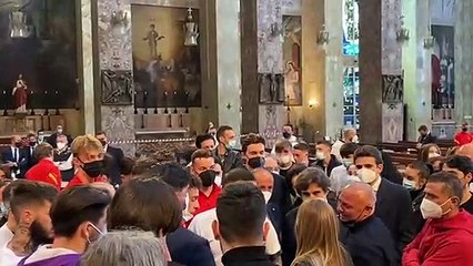 Funerali Guerini, l'abbraccio per i genitori