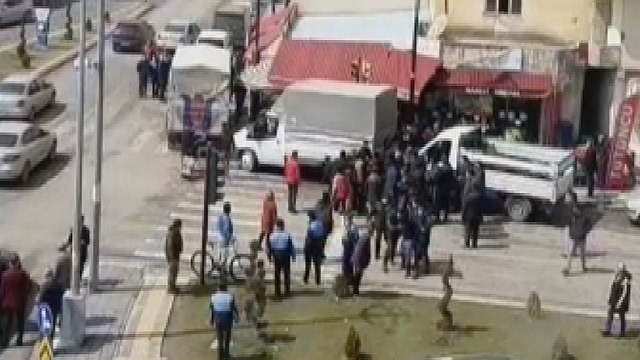 Manav personeli ile pazarcılar birbirine girdi