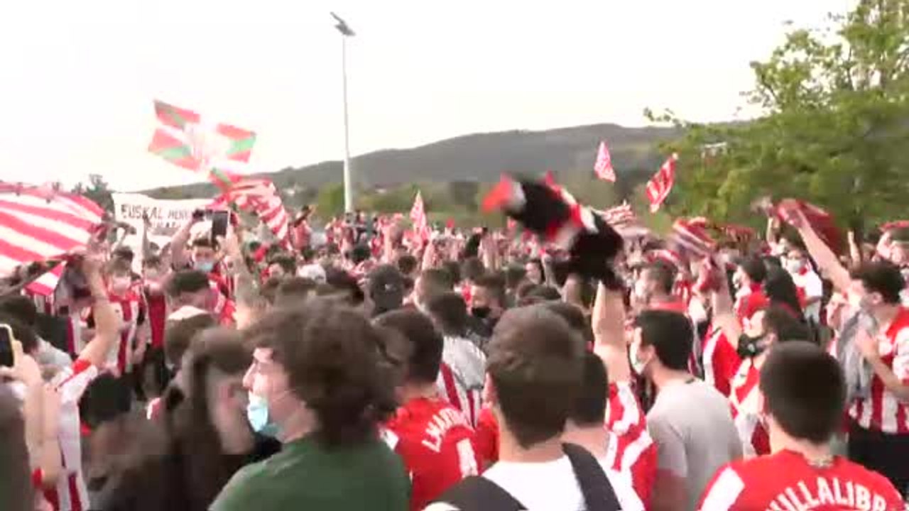 Miles de aficionados despiden al Athletic en Lezama desoyendo las recomendaciones sanitarias