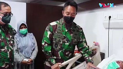 Jenderal TNI Jenguk Kopral Ade di RSPAD Gatot Subroto