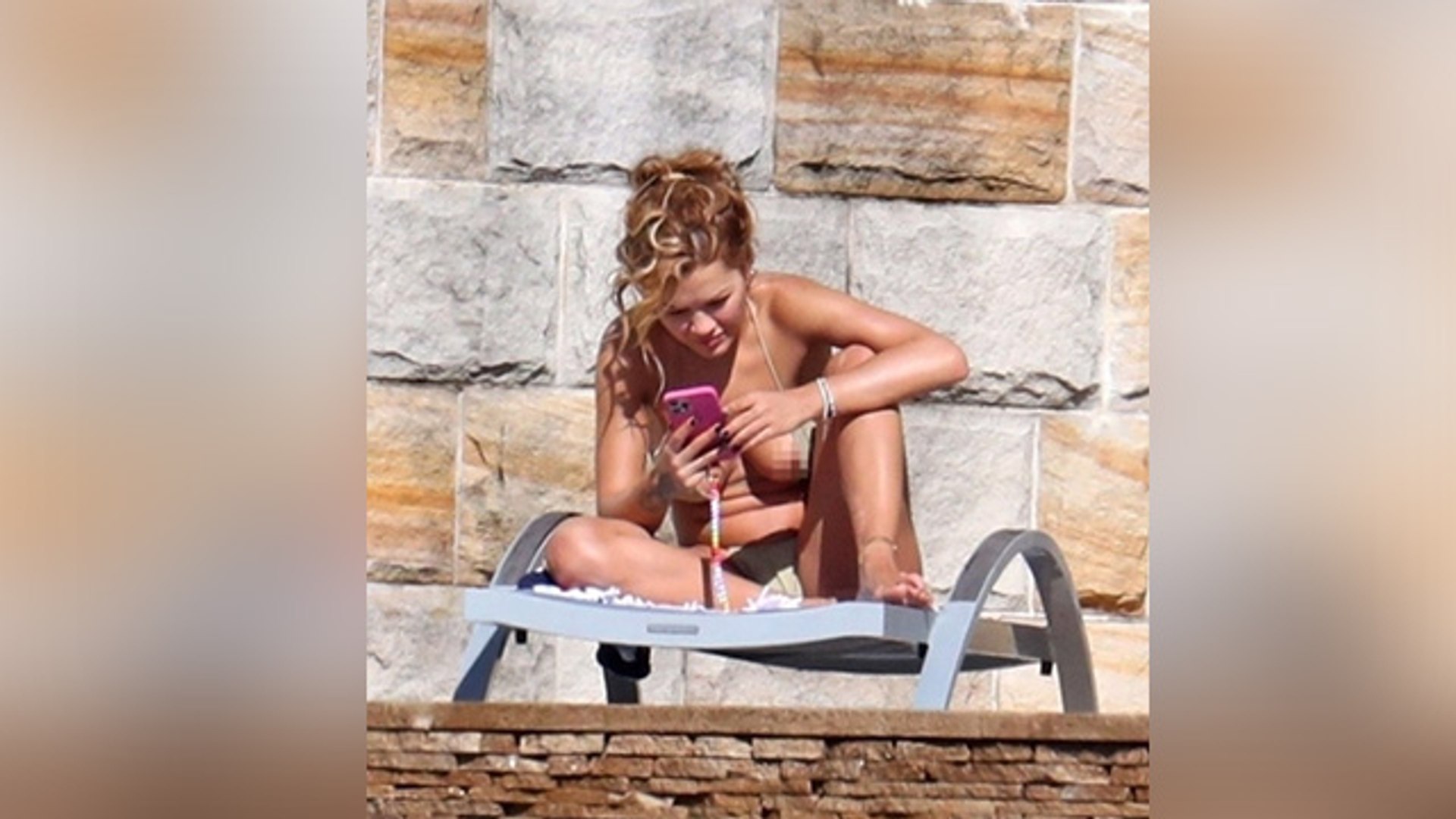 Actress की फिसली Bikini,Pool Side कर रही थी Chill, Rita Ora Wardrobe  Malfunction