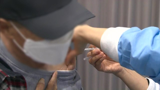 만 75세 이상 화이자 접종 첫날... 맞고 나니 안심 / YTN