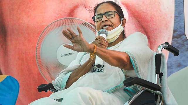 West Bengal polls | Mamata Banerjee accuses EC of favouring BJP