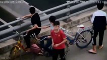 Nhóm học sinh ném đá vào ô tô chạy trên cao tốc