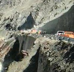 Heyelanın kapattığı yol kontrollü ulaşıma açıldı