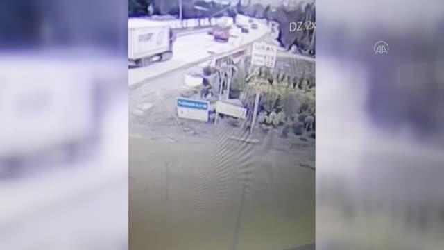Son dakika! KIRIKKALE - İki otomobil çarpıştı: 1'i polis 2 yaralı