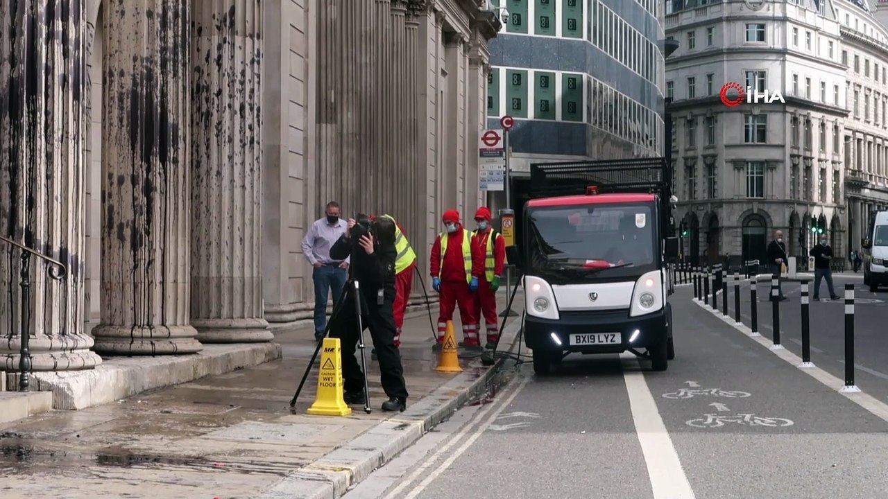 - İngiltere'de çevreciler iklim değişikliğine dikkat çekmek için Merkez Bankasını siyaha boyadı