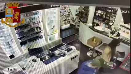 Caserta - Rapina negozi portando con sé due bambine arrestato (01.04.21)