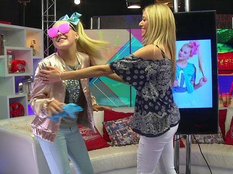 JoJo Siwa Plays Pin the Bow on the JoJo