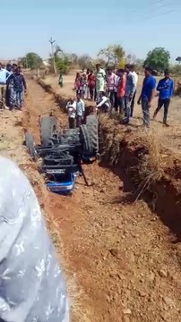 ट्रेक्टर ट्राली पलटी, एक युवक की मौत