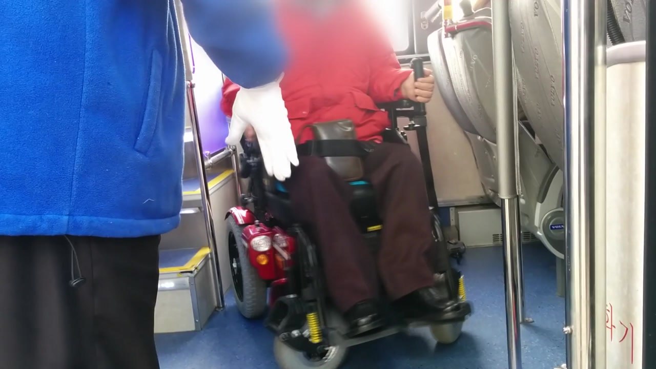 대법 "정면 못 보는 버스 휠체어 공간, 장애인 차별" / YTN
