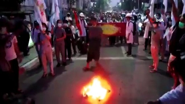 - Myanmar'da darbe karşıtları ordunun hazırladığı 2008 anayasasını yaktı- Cunta karşıtı siyasetçiler: '2008 anayasasını tanımıyoruz'