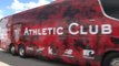 Aficionados del Athletic reciben a los jugadores en Sevilla sin aglomeraciones