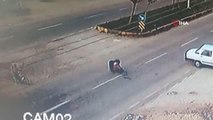 Hayat kurtaran manevra kamerada... Yola fırlayan çocuğu sürücünün manevrası kurtardı