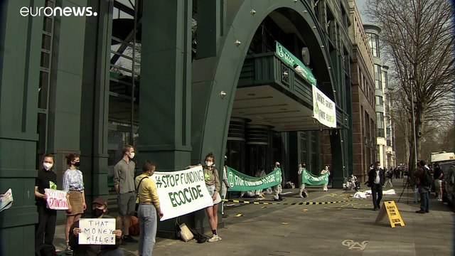 В Брюсселе перед банками прошла климатическая акция