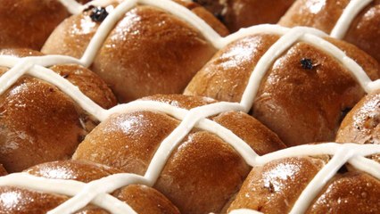 Why Ree Drummond Delivers Hot Cross Buns to Her Friends on Good Friday