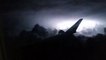 Ce passager  filme un orage magnifique en plein vol depuis son avion de ligne