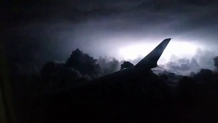 Скачать видео: Ce passager  filme un orage magnifique en plein vol depuis son avion de ligne