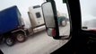Un routier canadien assiste au pire juste sur la voie à côté de son camion