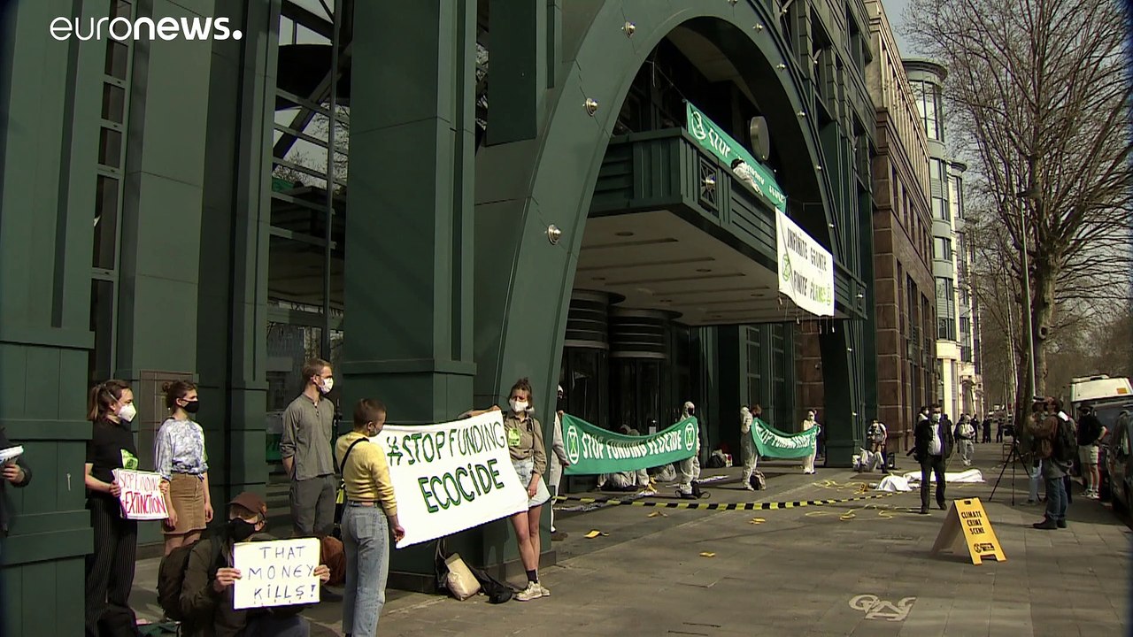 Protest gegen den 'Ökozid' der Finanzwirtschaft