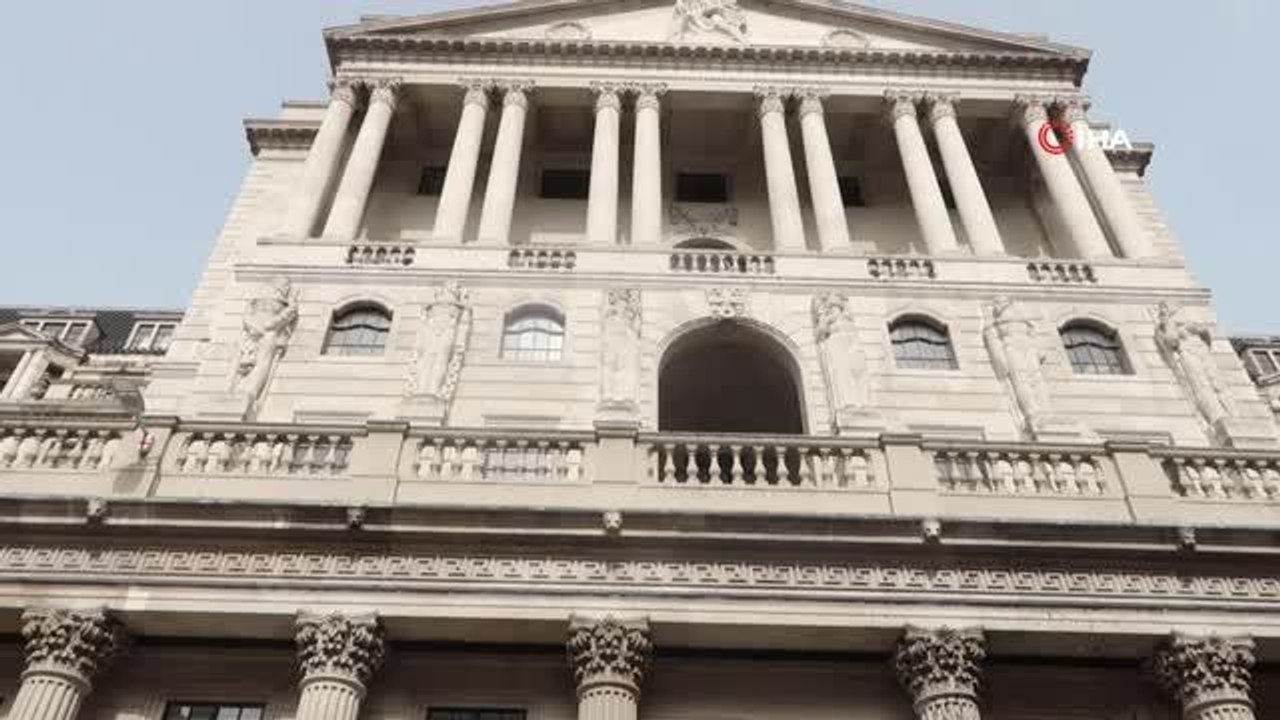 - İngiltere'de çevreciler iklim değişikliğine dikkat çekmek için Merkez Bankasını siyaha boyadı