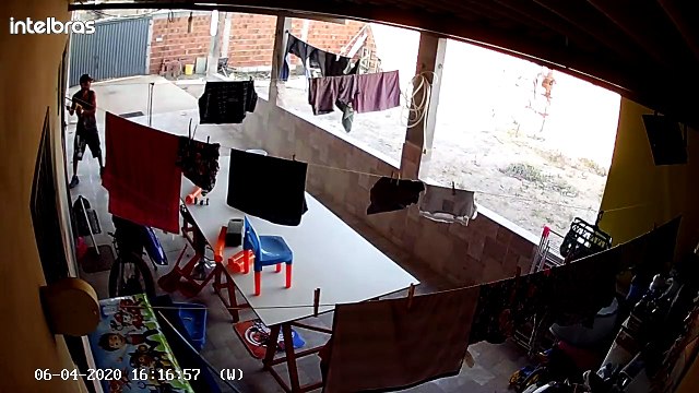 Dupla furta objetos em residência no Sol Nascente