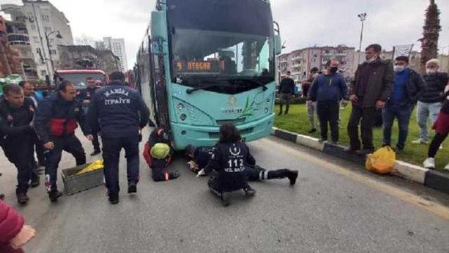 Otobüsün altında kalan yaşlı kadın mucize eseri kurtuldu