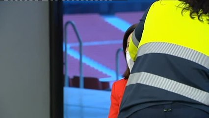 Margarita Robles recibe la vacuna contra la COVID-19 en el Wanda Metropolitano