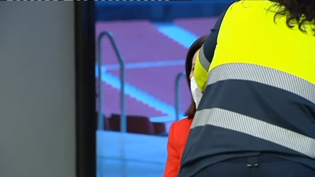 Margarita Robles recibe la vacuna contra la COVID-19 en el Wanda Metropolitano