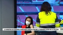 La ministra de defensa, margarita robles, recibe la primera dosis de la vacuna