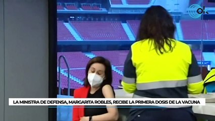 La ministra de defensa, margarita robles, recibe la primera dosis de la vacuna