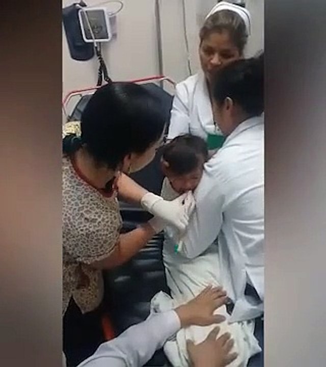Küçük çocuğun boğazına kaçan madeni para böyle çıkartıldı