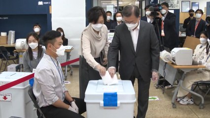문 대통령 부부, 서울시장 보궐선거 사전투표 / YTN