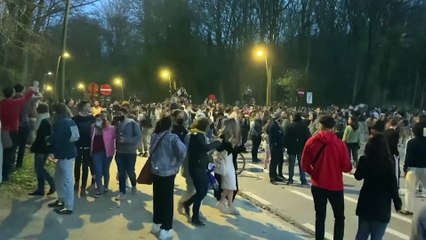 Vízágyúval oszlatták a bulizókat a belga rendőrök