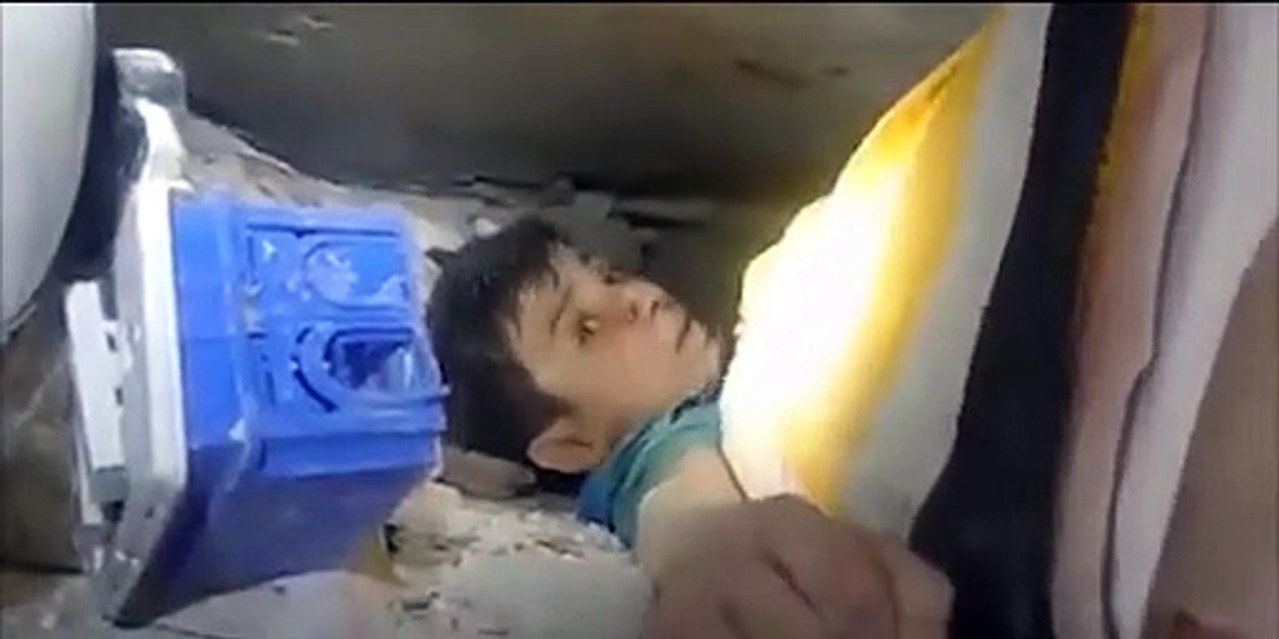 İdlib'te enkaz altındaki küçük çocuk böyle kurtarıldı