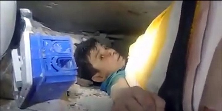 İdlib'te enkaz altındaki küçük çocuk böyle kurtarıldı