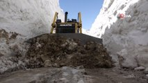 -tYüksekova’da 8 metrelik kar tünelleri-t8 metreyi aşan karda yapılan çalışma sonucu açılan yollar tünelleri andırıyor