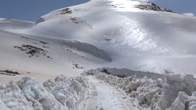 Karla mücadele ekiplerinin zorlu mesaisi nisanda da sürüyor