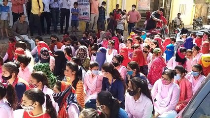 शराब ठेके के विरोध में छात्राओं ने किया रास्ता जाम