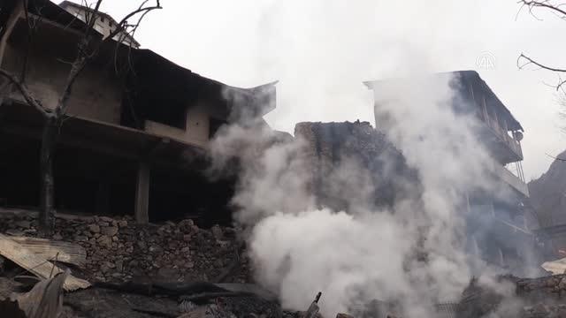 Son dakika haberi... 4 ev, 4 samanlık ve 7 ahırın kullanılamaz hale geldiği yangın söndürüldü