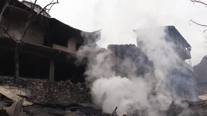 Son dakika haberi... 4 ev, 4 samanlık ve 7 ahırın kullanılamaz hale geldiği yangın söndürüldü