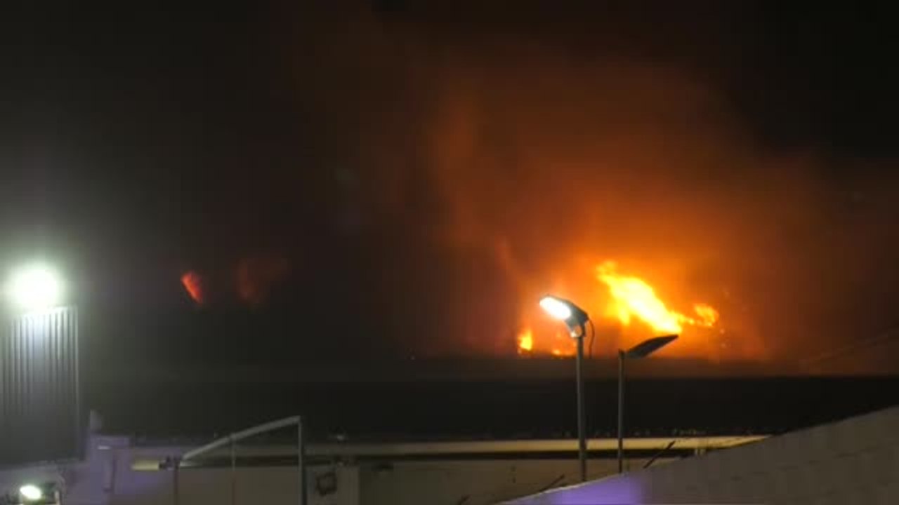 Un incendio en una nave industrial en Málaga moviliza docenas de bomberos