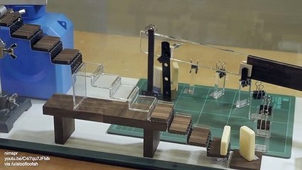 Les objets transparents deviennent invisibles sur cette machine de Rube Goldberg