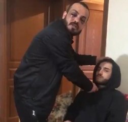 Sevgilisini, arkadaşının boğazına bıçak dayayıp tehdit ettiği öne sürülen şüpheli, gözaltında